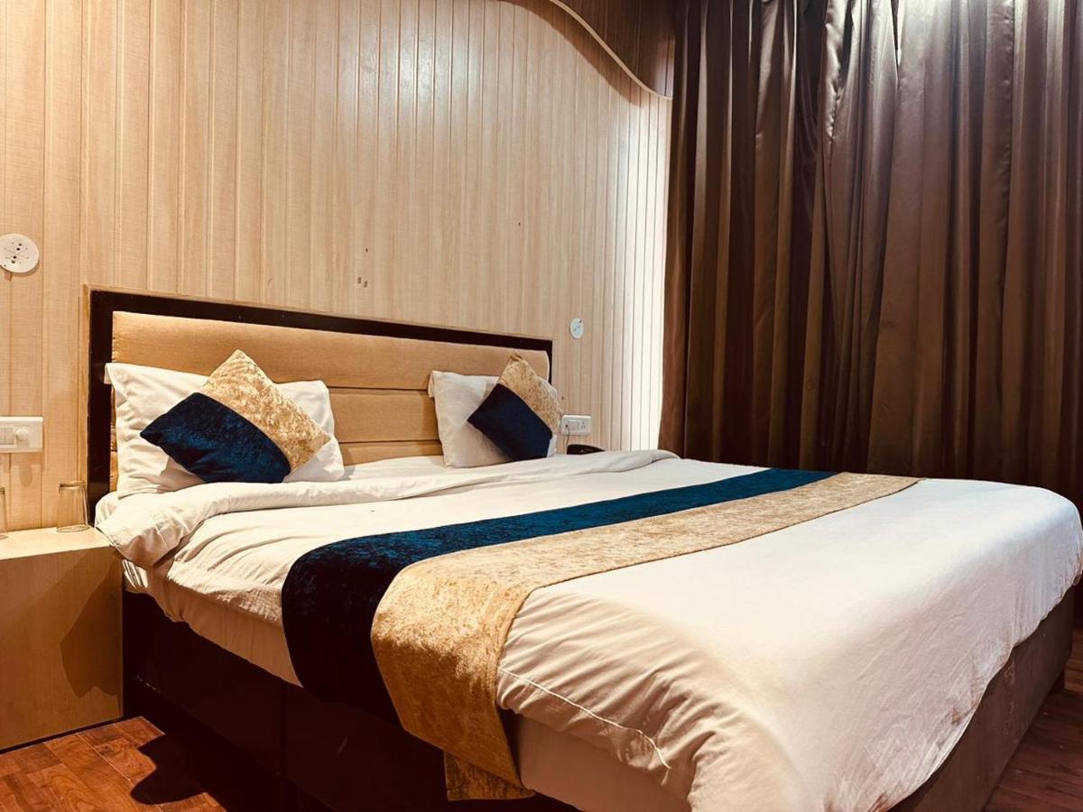 Hotel The Royal Majestic Mountain View Manāli Exterior foto