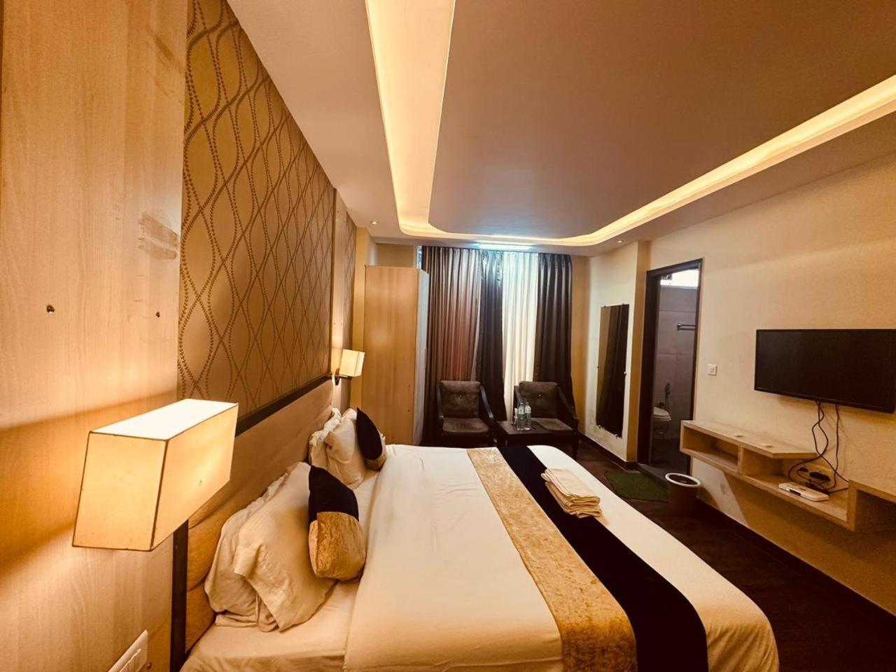 Hotel The Royal Majestic Mountain View Manāli Exterior foto